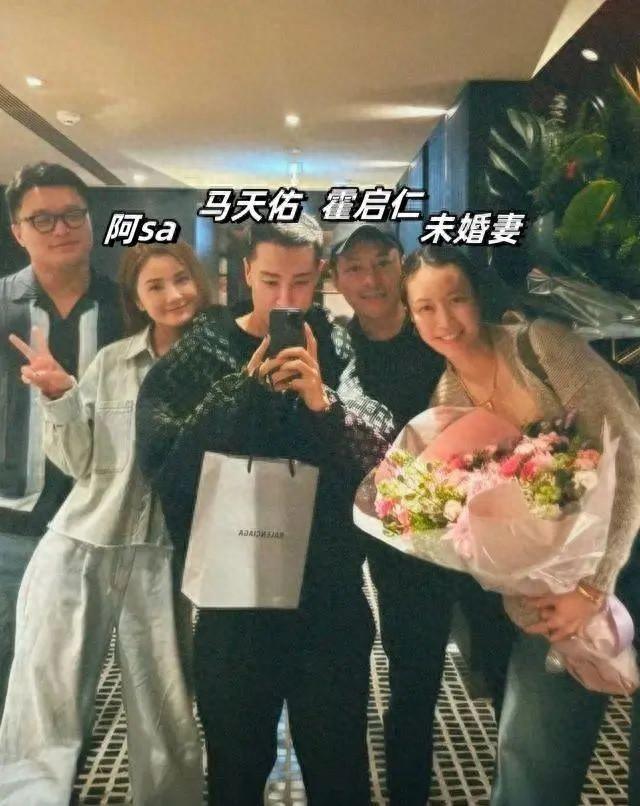 kaiyun官方下载霍启仁携未婚妻亮相生日女方浑身金饰太耀眼和阿sa同框显成熟